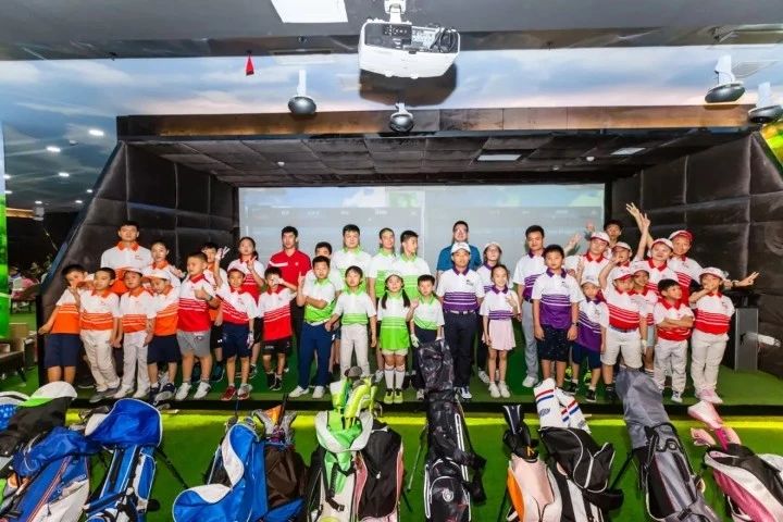 眾多青少年從如歌模擬器開(kāi)啟高爾夫之路.jpg